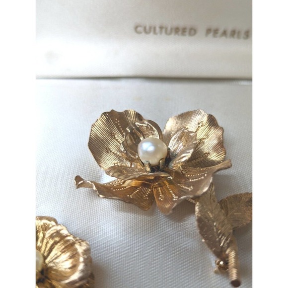Vintage Coro Gold Tone Floral Cultured Pearl Brooch Earrings Set In The Box NOS - Picture 4 of 11